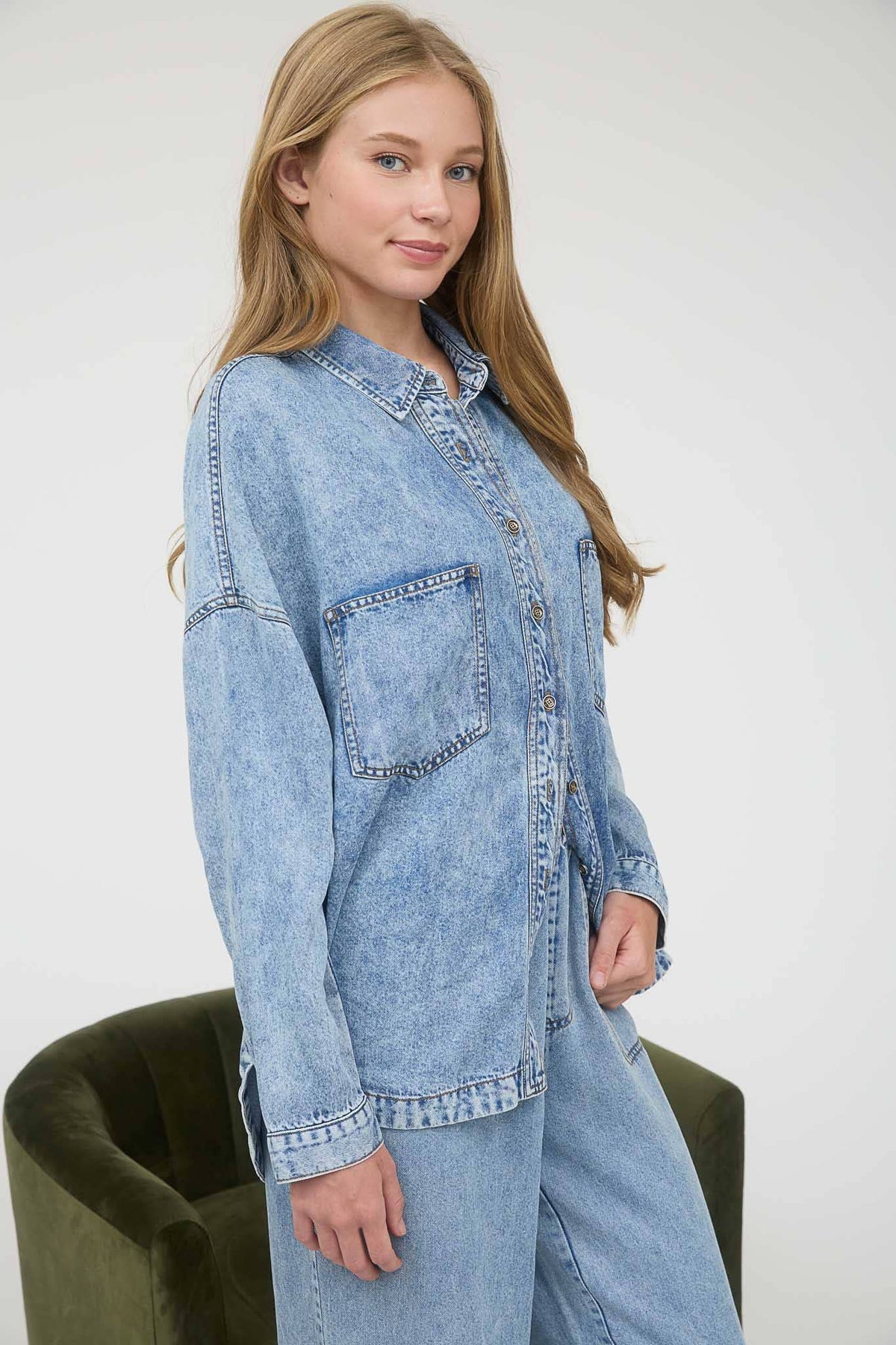 WASHED CHAMBRAY BUTTON DOWN LONG SLEEVE SHIRT